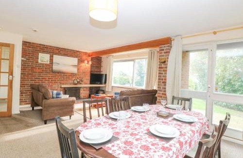 Horning House | Discover Swan Dyke Cottage: Family & Pet-Friendly Escape