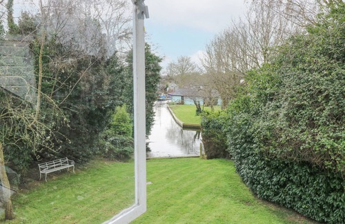 Horning Cottage | Cozy Swan Dyke Cottage: Family & Pet Friendly Retreat