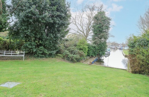 Horning Cottage | Cozy Swan Dyke Cottage: Family & Pet Friendly Retreat