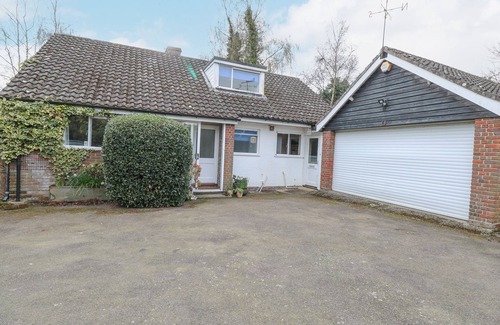 Horning Cottage | Cozy Swan Dyke Cottage: Family & Pet Friendly Retreat