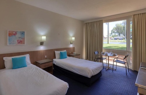 Swan Hill Hotel | Discover Swan Hill Resort: Poolside Bliss Awaits You