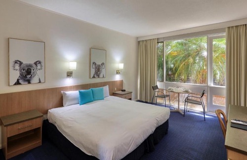 Swan Hill Hotel | Discover Swan Hill Resort: Poolside Bliss Awaits You