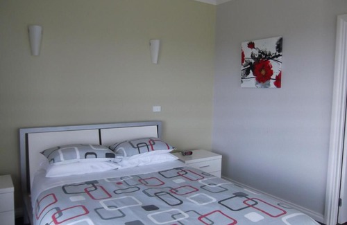 Ventnor House | Relax at Swan Lake Guest House with Hot Tub & Great Reviews