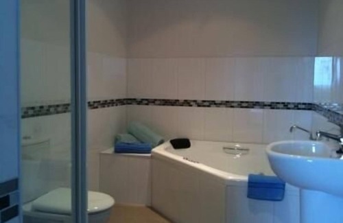 Ventnor House | Experience Serenity at Swan Lake Guest House - 4-Star Retreat