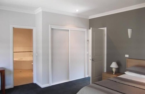 Ventnor House | Experience Serenity at Swan Lake Guest House - 4-Star Retreat