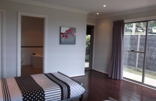 Ventnor House | Experience Serenity at Swan Lake Guest House - 4-Star Retreat