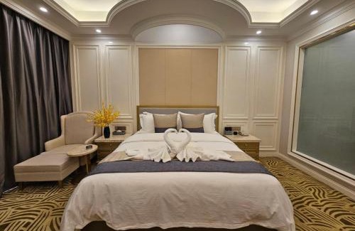 Tourakom Hotel | Relax at Swan Lake Hotel: Spa, Dining & Family Friendly