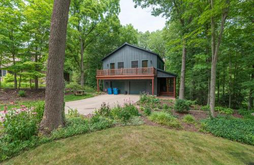 Saugatuck House | Modern Swan Lodge Retreat Near Downtown Saugatuck