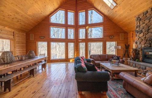 Saugatuck House | Modern Swan Lodge Retreat Near Downtown Saugatuck