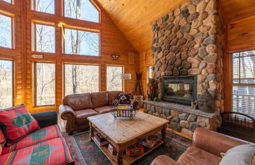 Saugatuck House | Modern Swan Lodge Retreat Near Downtown Saugatuck