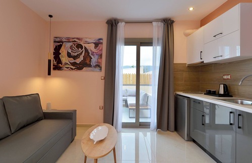 Loutra Oraias Elenis House | Unforgettable Swan Paradise Residences with Family Amenities