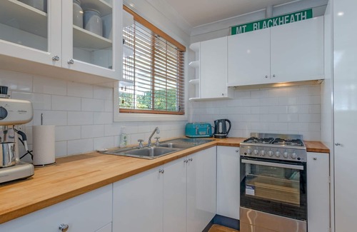 Mount Victoria House | Discover Swanbrook: Stylish Stay with Family-Friendly Amenities