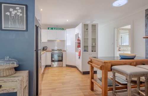 Mount Victoria House | Discover Swanbrook: Stylish Stay with Family-Friendly Amenities