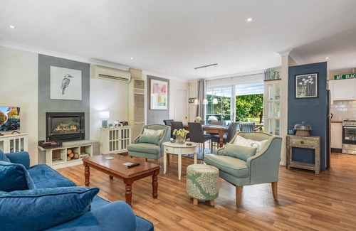 Mount Victoria House | Discover Swanbrook: Stylish Stay with Family-Friendly Amenities
