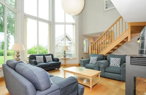 Eleighwater House | Experience Swandown: Pet-Friendly Retreat with Pool Access