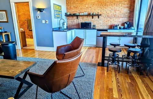 Waverly Apartment | Stylish Downtown Loft with Family-Friendly Amenities