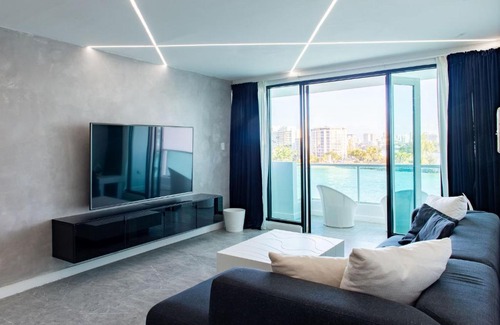 Puerta de Tierra Apartment | Elegant Oceanside Penthouse with Pool and Hot Tub