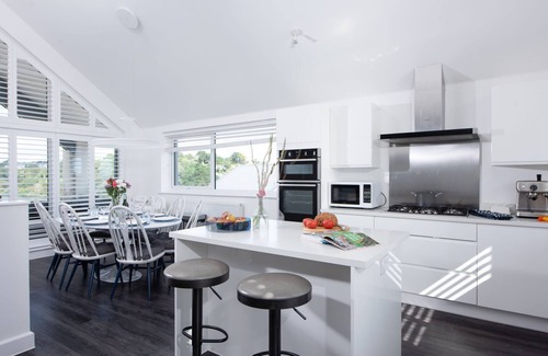 Maenporth House | Oceanfront Swanpool View: Ideal for Families with 4 Bedrooms