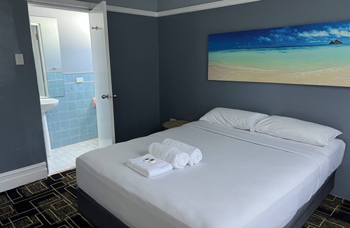 Swansea Hotel | Budget-Friendly Swansea Hotel with Pool and Restaurant