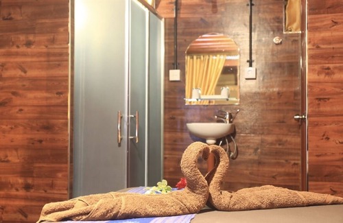 Lindung Jaya House | Relaxing Retreat at Swarga Lodge and Homestay