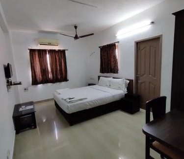 Sholinganallur Bed & Breakfast | Oceanfront Swarna Sudarshan Service Apartments in Sholinganallur