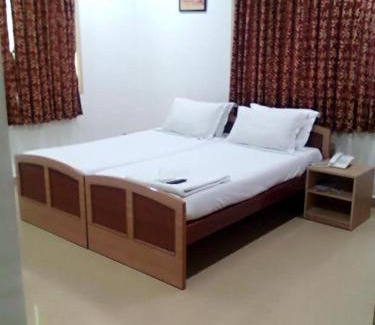 Mylapore Tiruvallikk Bed & Breakfast | Convenient Swarna Sudarshan Service Apartment in Adyar, Chennai