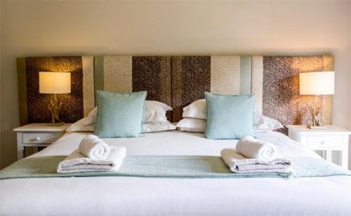 Oudtshoorn House | Discover Swartberg Country Manor: 4-Star Comfort & Pool