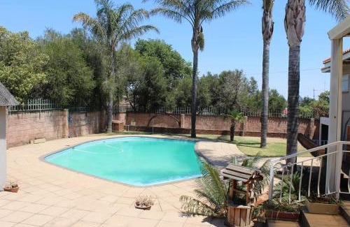 Krugersdorp House | Cozy Swartbessie Guesthouse: Great Reviews & Family-Friendly