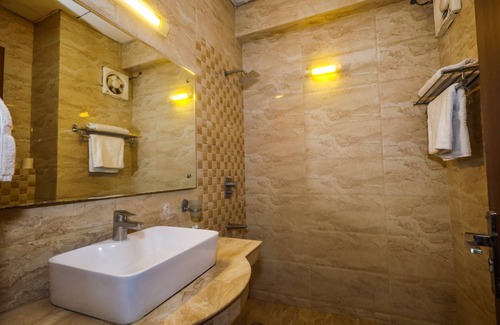 DLF City Hotel | Cozy Stay at Swasno By Rivlet with Family-Friendly Amenities