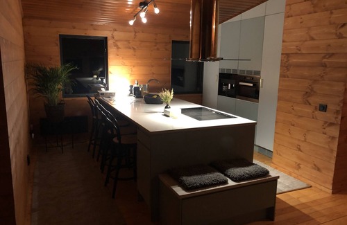 Ingaro House | Beachfront Cottage Retreat with Pool and Spa Amenities