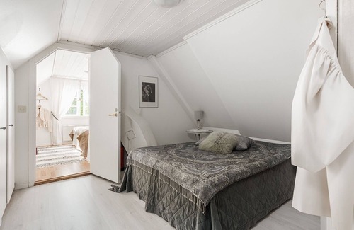 Falkenberg Municipality Cabin | Discover Swedish Idyll: Family-Friendly with Breakfast & Kitchen