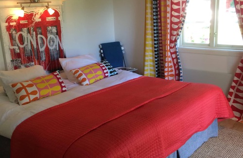 Falkenberg Municipality Cabin | Discover Swedish Idyll: Family-Friendly with Breakfast & Kitchen