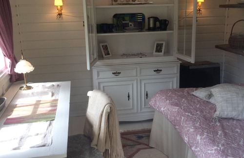 Falkenberg Municipality Cabin | Discover Swedish Idyll: Family-Friendly with Breakfast & Kitchen