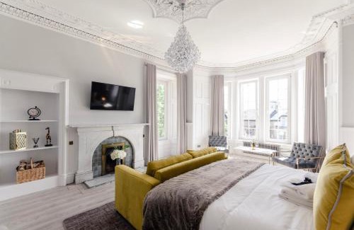 Motherwell Apartment | Pet-Friendly Sweeney Apartments & Rooms with Hot Tub