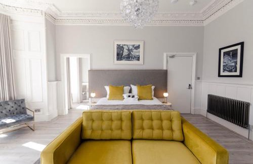 Motherwell Apartment | Pet-Friendly Sweeney Apartments & Rooms with Hot Tub