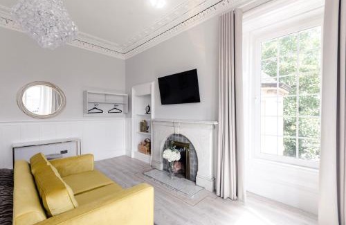 Motherwell Apartment | Pet-Friendly Sweeney Apartments & Rooms with Hot Tub