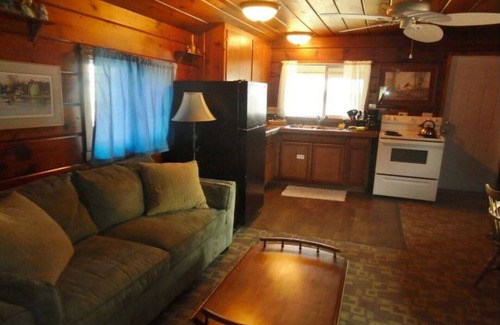 Bayview Cabin | Relaxing Retreat by the Lake with Breakfast and Kitchen Access