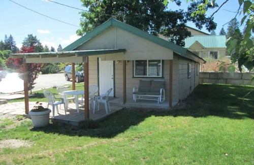 Bayview Cabin | Relaxing Retreat by the Lake with Breakfast and Kitchen Access