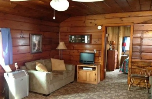 Bayview Cabin | Relaxing Retreat by the Lake with Breakfast and Kitchen Access