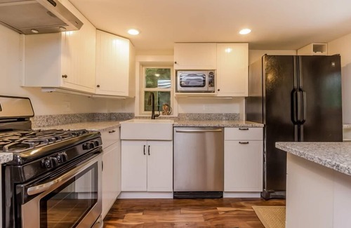 Marblehead Apartment | Exquisite Harbor Views & Private Deck in Historic District