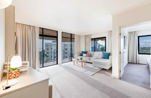 Darwin City Centre Apartment | Scenic Harbourfront Retreat at a Tropical Resort
