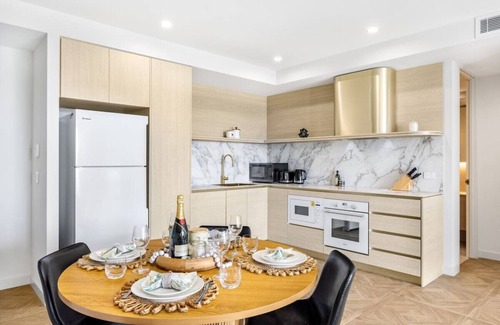 Southport Apartment | Ocean View Retreat with Rooftop Pool & Parking Access
