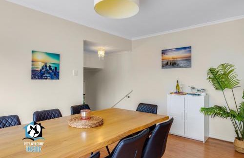 Victor Harbor House | Stunning Ocean View Retreat: 4BR with Pet-Friendly Amenities