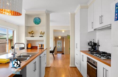 Victor Harbor House | Stunning Ocean View Retreat: 4BR with Pet-Friendly Amenities