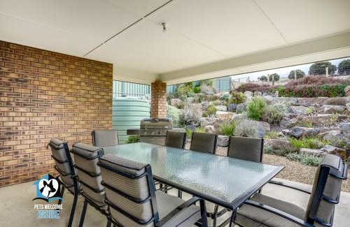 Victor Harbor House | Stunning Ocean View Retreat: 4BR with Pet-Friendly Amenities