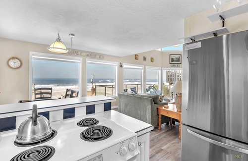 Lincoln City House | Oceanfront Family Getaway with Breathtaking Views