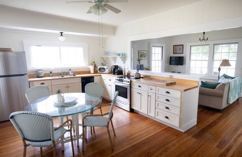 Hawi House | Private Cottage with Breathtaking Ocean Views & Spa