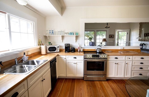 Hawi House | Private Cottage with Breathtaking Ocean Views & Spa