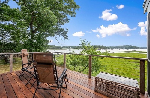 Gloucester House | Experience Tranquil Views and Kayaking from Your Porch