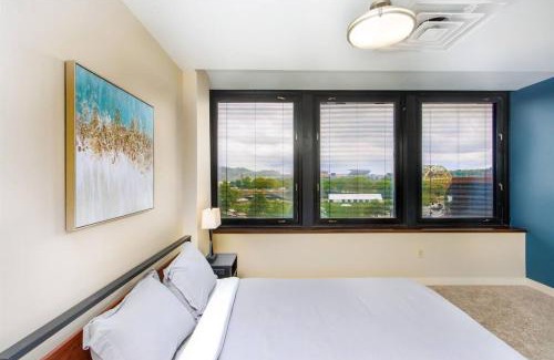 Downtown Pittsburgh Apartment | Inviting Stadium Views with 24-7 Valet & Gym Access